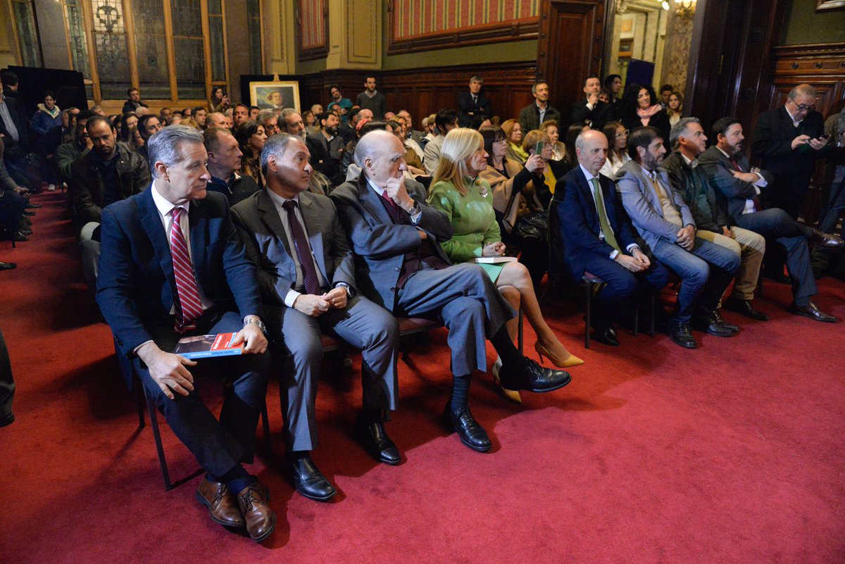 ggurmendez's tweet photo. ALEJANDRO: Estuvimos en la presentación de “El Héroe Improbable” la biografía de Atchugarry por @MauricioSabajM Un homenaje curiosamente tardío a quien debió asumir difíciles responsabilidades en los momentos más duros. En tiempos  de crispación, una personalidad a recordar. https://t.co/WVL5iwGWJ6