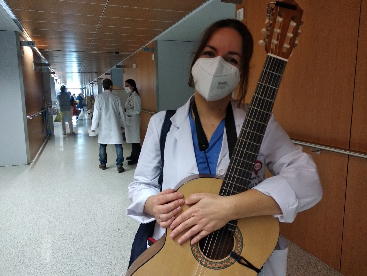 El equipo de psicología ha realizado un estudio sobre el efecto de la Musicoterapia en personas que transitan el final de su vida, con altos niveles de satisfacción para el 89,8 % de los pacientes. #EAPS #enfermedadesavanzadas <a href="/FundlaCaixa/">Fundación ”la Caixa”</a> 
bit.ly/3BGu9h4