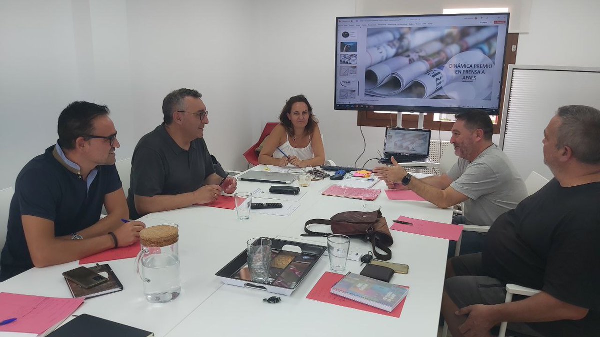 EscuelaTeal's tweet photo. 📢 Hemos estado en una sesión presencial en Granada con la Asociación APAES. ¡Conocimiento, sabiduría y experiencia unida al comienzo de un viaje con #TEAL!  Hemos facilitado el espacio donde hemos tenido en cuenta los principios de #plenitud, autogestión y evolución. #SomosTEAL https://t.co/see3wwSW0t