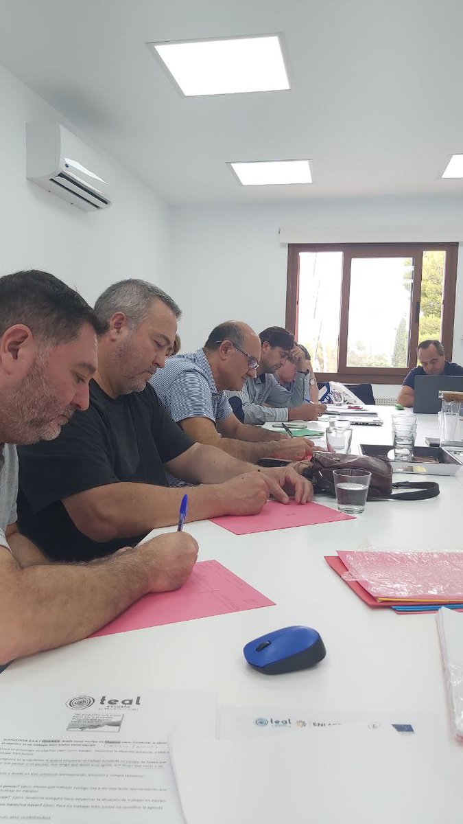 EscuelaTeal's tweet photo. 📢 Hemos estado en una sesión presencial en Granada con la Asociación APAES. ¡Conocimiento, sabiduría y experiencia unida al comienzo de un viaje con #TEAL!  Hemos facilitado el espacio donde hemos tenido en cuenta los principios de #plenitud, autogestión y evolución. #SomosTEAL https://t.co/see3wwSW0t