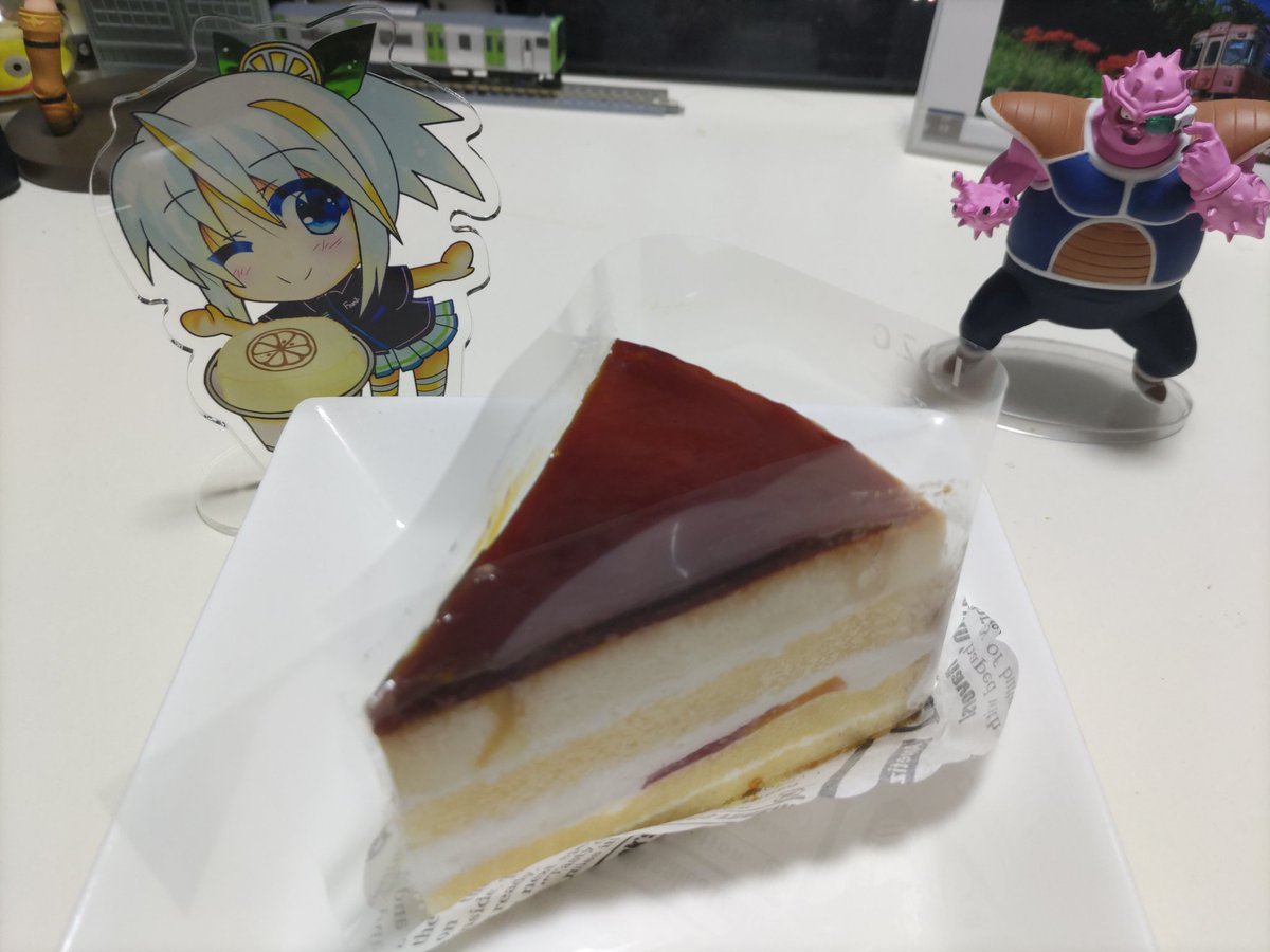 「ということでお祝いのケーキ。レモンチーズのスフレプリンでお祝いしたかったけど、近」|キノ店員のイラスト