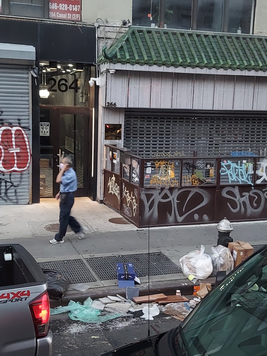 NycGodmother's tweet photo. 🚸🚯 #HotMessAlert &amp; loose building materials at 
264 Canal St‼️ Please write up &amp; fine this landlord. @NYCSanitation @jshgdmn @nyc311 @FDNY @NYC_Buildings @NYCCouncil @MarkLevineNYC
@MBPMarkLevine @Karlin_C 
@susanleenyc @Keriflaherty1 
@atse12345 #NYC #TrashCity #GiveAHoot https://t.co/psFGEOt6Ah