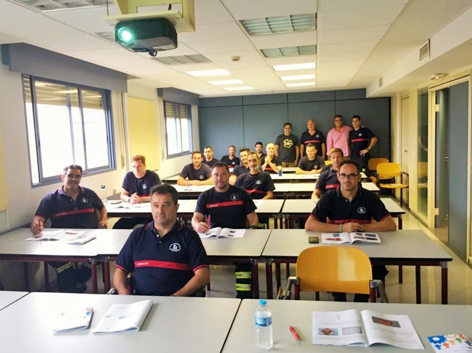 Inauguramos la primera edición de las tres que consta el Curso de Riesgo Eléctrico ⚠️ para la seguridad en sus actuaciones de nuestros efectivos. 🚒 El curso está formado por tres bloques teórico prácticos.