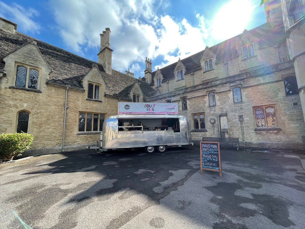 RAUHospitality's tweet photo. Glorious day and Glorious food courtesy of @TheJollyHog here at the @RoyalAgUni

 #Matriculation #yummy https://t.co/dqxASog3Uk