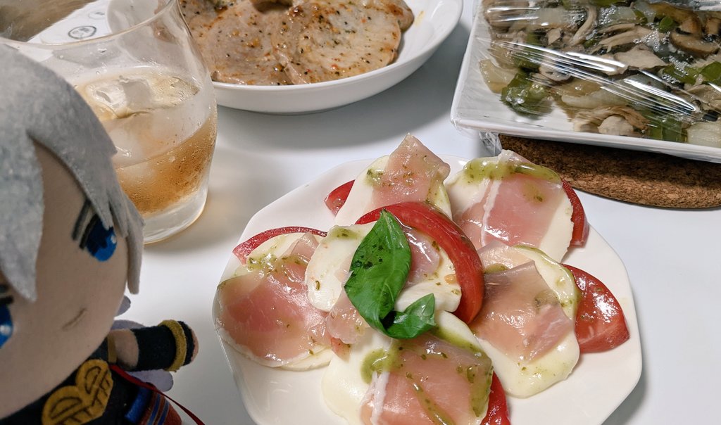 「豚肉焼いてキノコと野菜適当に炒めてカプレーゼそれっぽい感じにして いい感じやん 」|🦄ドロシー𓅭のイラスト