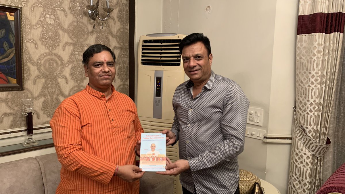 HJS_Delhi's tweet photo. हिंदू जनजागृति समिति @hindujagrutiorg के राष्ट्रीय प्रवक्ता श्री. रमेश शिंदे जी @Ramesh_hjs विवेक शील अग्रवाल जी @vivekaggarwal62 को  
"हिन्दुराष्ट्र के प्रेरणास्त्रोत सचिदानंद परब्रह्म परात्पर गुरु डॉ. जयंत आठवले जी के तेजस्वी विचार का ग्रंथ" भेंट देते हुए l
#hindurastra https://t.co/zoCGOdGYUA