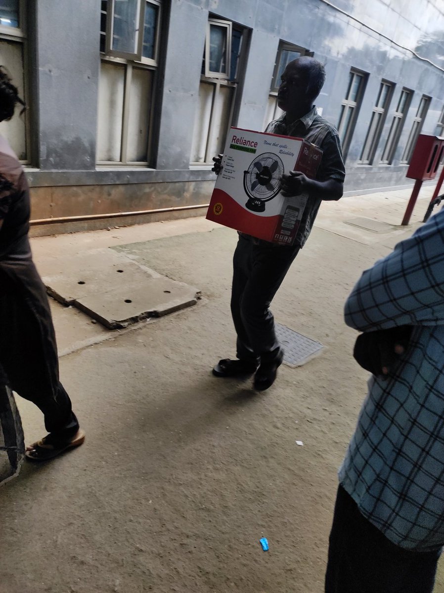 itz_safiullah's tweet image. Neenga AC pottadhukku padhila Fan ah pottu irukkalaam very worst to maintenance salem government hospital #salemGH @mkstalin @Udhaystalin @CMOTamilnadu please take action important.... #tamilnadu #TamilNews @TnSalemNews Salem GH kannaadi malikai building......