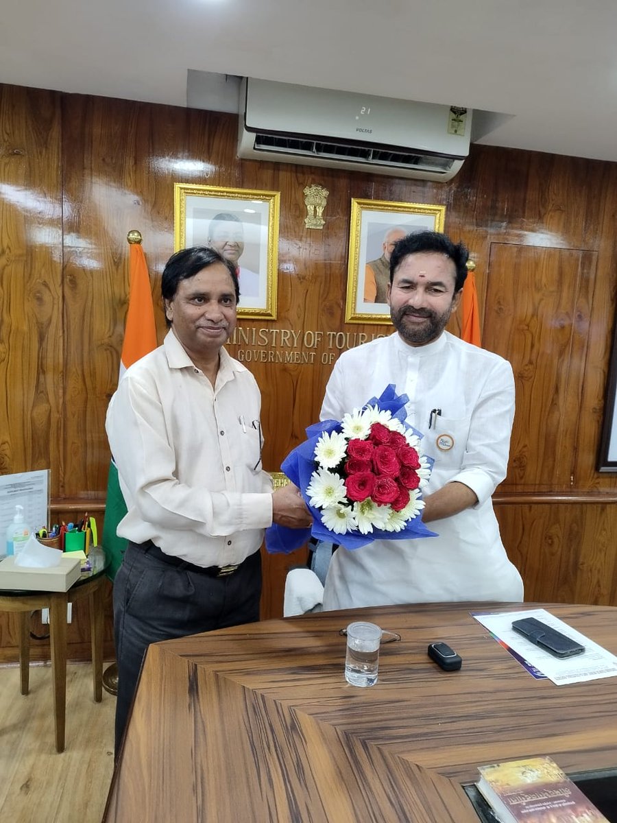 delhipublibrary's tweet photo. अध्यक्ष,दि.ला.बोर्ड,श्री@Subhashkankher3 ने 14.09.2022को माननीय संस्कृति मंत्री, भारत सरकार, श्री@kishanreddybjp के साथ शिष्टाचार मुलाक़ात की तथा प���ष्पगुच्छ एवं शाल से उनका अभिनंदन किया l इस अवसर पर उनके साथ श्री@ksraju_dpl,पुस्तकालय एवं सूचनाअधिकारी उपस्थित थेI 
#AmritMahotsav https://t.co/gohUTfOy9X