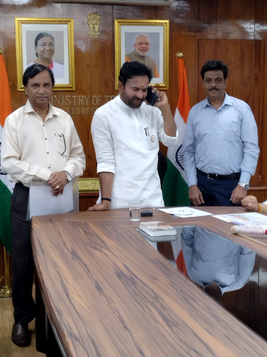 delhipublibrary's tweet photo. अध्यक्ष,दि.ला.बोर्ड,श्री@Subhashkankher3 ने 14.09.2022को माननीय संस्कृति मंत्री, भारत सरकार, श्री@kishanreddybjp के साथ शिष्टाचार मुलाक़ात की तथा प���ष्पगुच्छ एवं शाल से उनका अभिनंदन किया l इस अवसर पर उनके साथ श्री@ksraju_dpl,पुस्तकालय एवं सूचनाअधिकारी उपस्थित थेI 
#AmritMahotsav https://t.co/gohUTfOy9X
