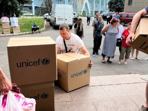 UNICEF_UA's tweet image. In September, @UNICEF has shipped 320 metric tons of humanitarian aid to Poltava, central #Ukraine, to support the growing number of internally displaced persons (IDPs) with education, health and water and sanitation supplies.