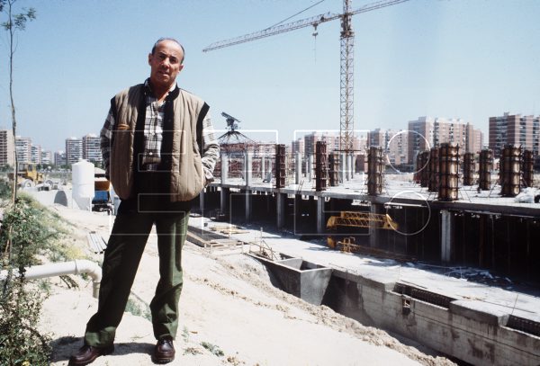 El arquitecto canario César Manrique posaba, #TalDiaComoHoy de 1982,  junto a las obras del centro comercial 'La Vaguada' que estaba construyendo en el Barrio del Pilar de #Madrid. #EFEfototeca