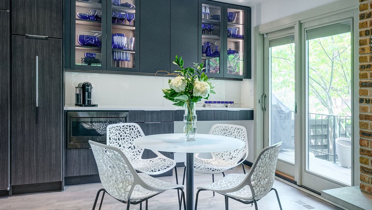 KDPartners's tweet image. Kitchens with dark cabinets and light countertops are trending. We love the juxtaposition of dark and light in this kitchen and the beautiful artwork represents the homeowners' perfectly.
#customcabinets #highcontrastdesign #kitchendesign #DennisJourdanPhotography