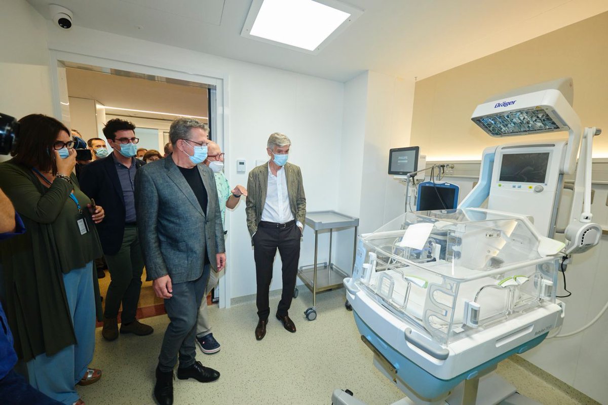 salutcat's tweet photo. 📸 El #conseller de Salut, Josep Maria Argimon, inaugura les noves instal·lacions de la Unitat de Neonatologia de l’@harnaulleida, que compta amb 16 habitacions familiars i permet la participació activa de mares i pares en la cura dels nadons les 24 hores al dia @icscat https://t.co/R8ddsV15Mw