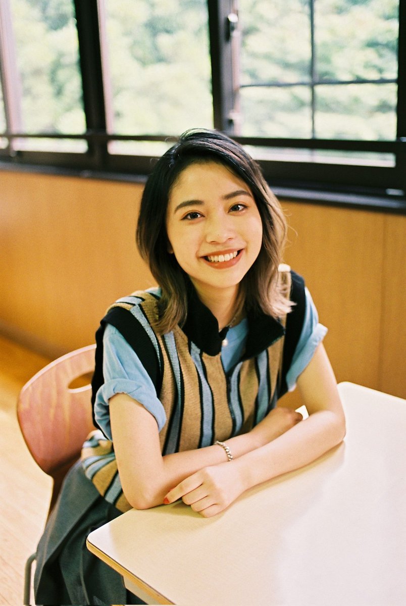 sashidare_tbs's tweet photo. ／
#さし誰 ✉️❓️
イメージカットを大公開📷️✨
＼
佐伯彩花 役 #大嵩愛花 さん🌷
明るくおしゃべりでファッションも大好き👗👠
美月と大親友の彩花だが #手紙ゲーム で友情が揺れ動く⁉️

公式Instagramでは、違うカットも公開中✨
#よるおびドラマ #差出人は誰ですか？ #10月スタート https://t.co/7aL37uKgVE