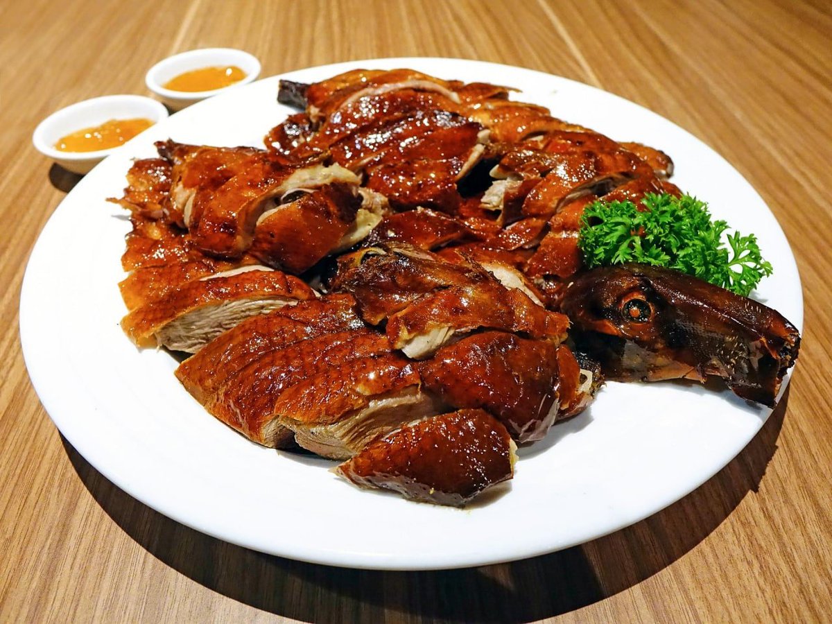Agathabmce's tweet photo. The Chinese food shared by my best friend: Roast duck, it looks like my mouth is watering  😋 https://t.co/8XRlHs3KDA