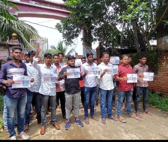 yashir_nawaz's tweet photo. Under the leadership of NSUI State SM Coordinator Samir Behera Puri district Kakatpur assembly nsui activists organized *CHHATRA JODO-BHARAT JODO* abhiyan infront of mangala college of kakatpur against the berojgaar &amp; mehengai issue. https://t.co/DdIMFd4E6W