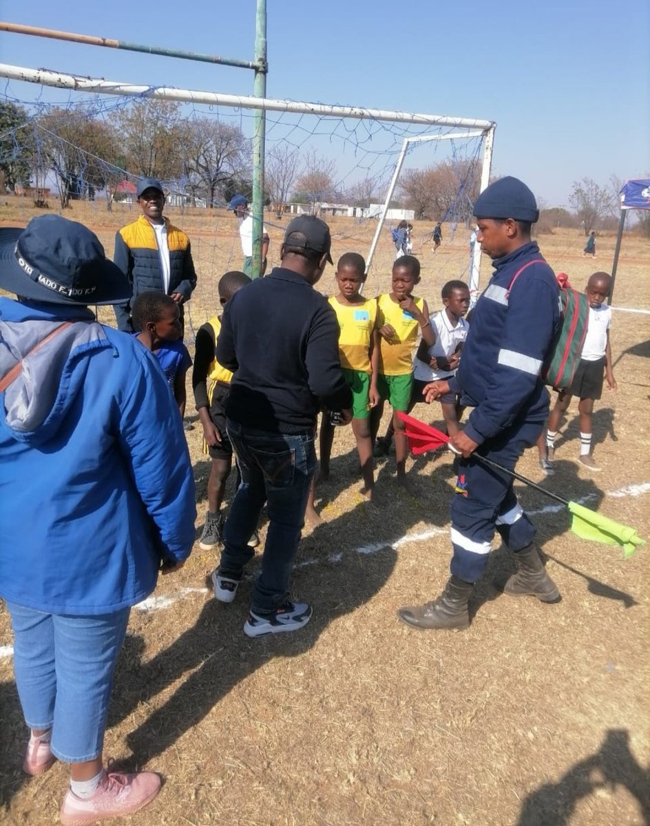 wo_fire's tweet photo. The #WOF_LIM Alma team joined forces with the learners of Laerskool Alma who were participating in a Sports Day.
In living the #WOFValues and #MakingADifference, the team assisted with first aid services to learners who were injured during the sports games.
@environmentza https://t.co/sThFnKbREU