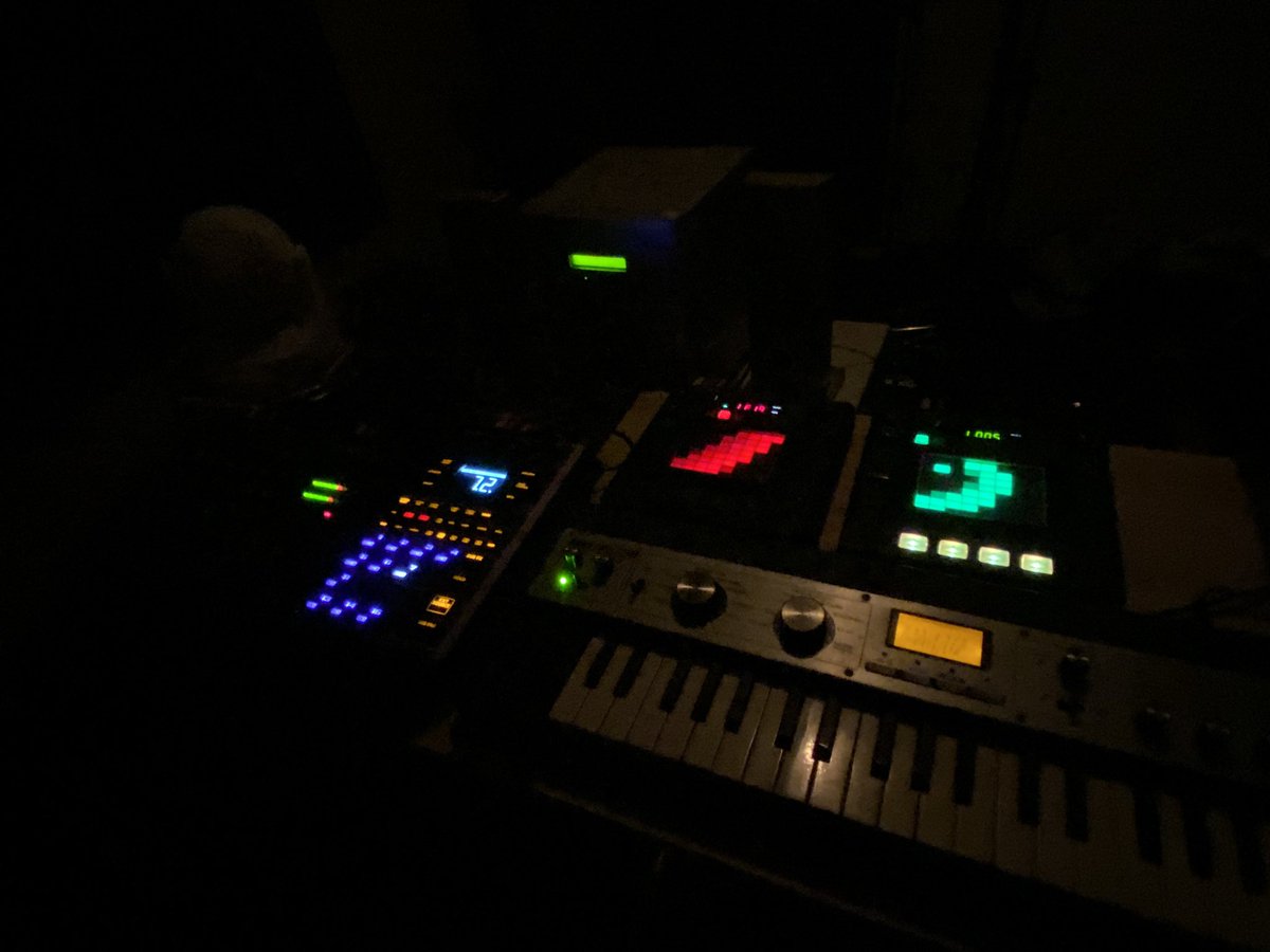 g7ru8's tweet photo. フルセット♫
しばらくガウジのライブはコレでいきます㊗️
全ての音を左端のミキサーにまとめてコンポから音出してます。
ミキサーとSP404は譜面台の上に置いてあるのが心配🙇‍♂️
改良しよう⚒
#sp404mk2
#microkorgxl
#KAOSSILATORpro
#KAOSSPADkp3 https://t.co/iaGMpf0U71