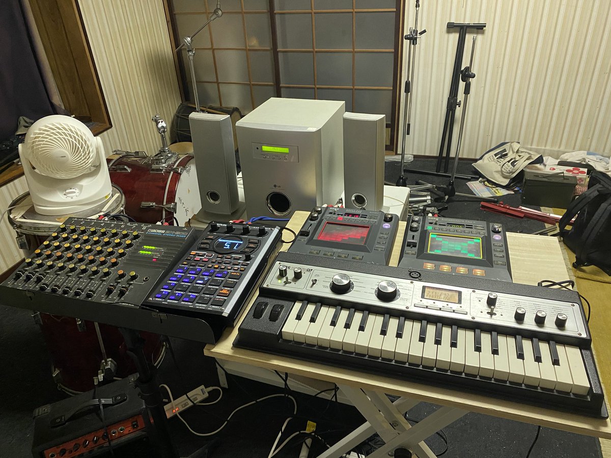 g7ru8's tweet photo. フルセット♫
しばらくガウジのライブはコレでいきます㊗️
全ての音を左端のミキサーにまとめてコンポから音出してます。
ミキサーとSP404は譜面台の上に置いてあるのが心配🙇‍♂️
改良しよう⚒
#sp404mk2
#microkorgxl
#KAOSSILATORpro
#KAOSSPADkp3 https://t.co/iaGMpf0U71