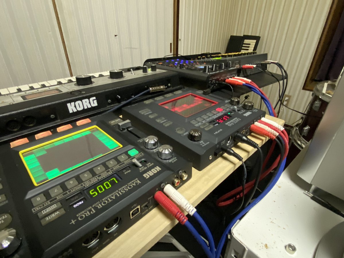 g7ru8's tweet photo. フルセット♫
しばらくガウジのライブはコレでいきます㊗️
全ての音を左端のミキサーにまとめてコンポから音出してます。
ミキサーとSP404は譜面台の上に置いてあるのが心配🙇‍♂️
改良しよう⚒
#sp404mk2
#microkorgxl
#KAOSSILATORpro
#KAOSSPADkp3 https://t.co/iaGMpf0U71
