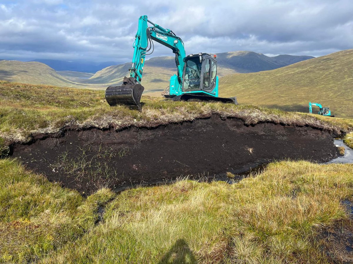 Watts_SH's tweet photo. Brilliant progress in just one week of work on our multi-year #peatland #restoration project at #Corrour! Huge thanks to our contractors @DalefootCompost &amp; support from @PeatlandACTION @nature_scot.
Before (left) &amp; After (right) pictures by Shaun Taylor. https://t.co/9thuQk0wsJ