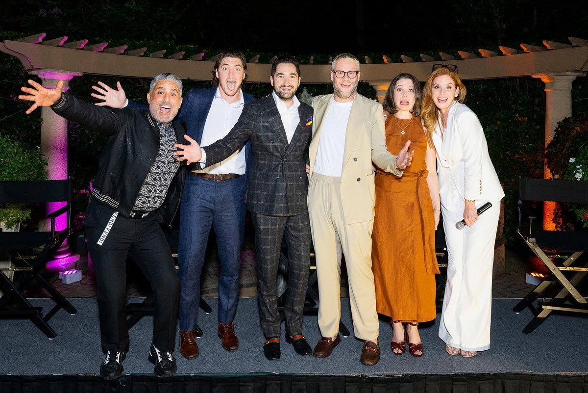 📸 dswartz: Some $300,000 raised last night for #HilarityForCharity’s mission to help care for families impacted by Alzheimer’s, headlined by @/SethRogen, @/LaurenMillerRogen, @/TJOshie7, @sarahgrafferty , and @/RezaFarahan and hosted by the Zuccari family! 
🎟🎭🩺