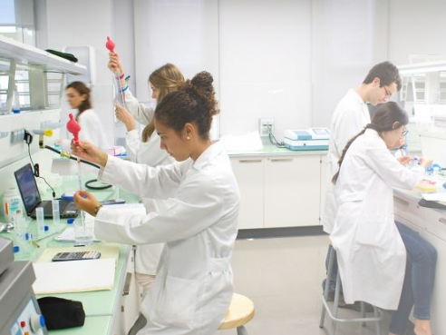 uramonllull's tweet photo. 👩‍🔬 Comencem nou curs i seguim acompanyats de l'actualitat sobre la #Recerca! 

💡 Recordeu que cada setmana podeu consultar el butlletí de recerca i divulgació científica que elabora l'oficina de #RecercaURL amb noves convocatòries, premis, xerrades... https://t.co/vVHRKiKFBf https://t.co/UfdKSjjoqG