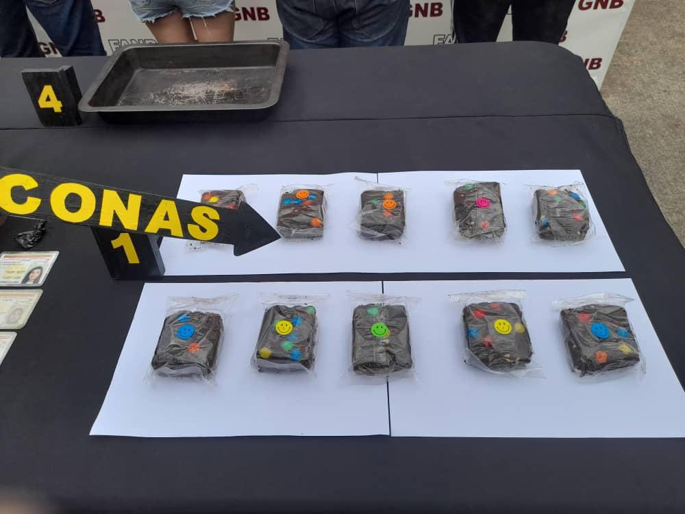 emanuelchirino7's tweet photo. #EsNoticia || ¡INCREÍBLE! Detenidos ciudadanos asociados a grupos TANCOL, quienes intentaban comercializar tortas de marihuana. Venezuela combate el narcotráfico, para su desilusión los venezolanos no consumen drogas.
#VenezuelaMultiproductiva https://t.co/cQYK8QysxD