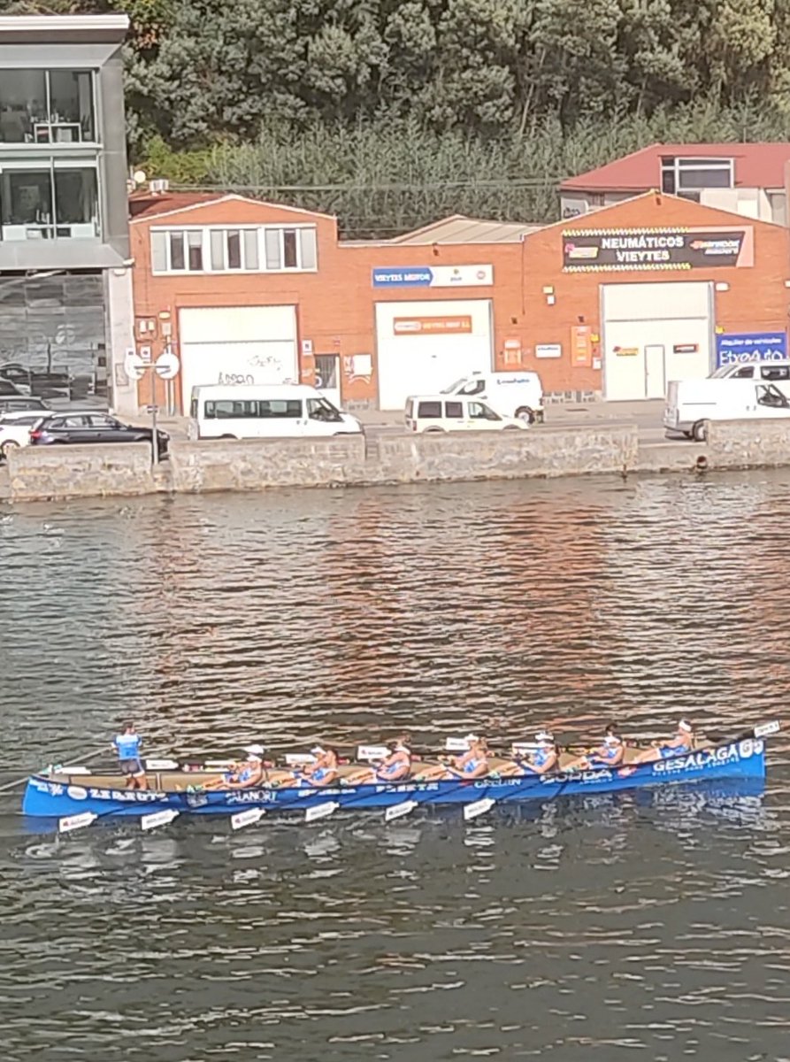 Tripulación femenina de Zarautz en Lutxana.