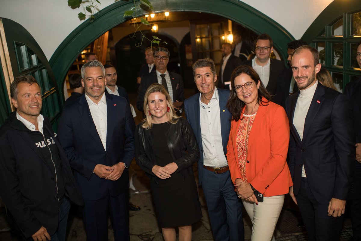 CorinnaDrumm's tweet photo. Gestern endlich wieder ein #Privatsender Heuriger! Ein wunderbarer Abend mit tollen Gästen. Über den Besuch von @karlnehammer und @susanneraab_at habe ich mich besonders gefreut. Großes Danke an alle, die dabei waren! Infos und Fotos hier: https://t.co/wWAcTMfkY3 #VÖP https://t.co/kH41MWHDbK