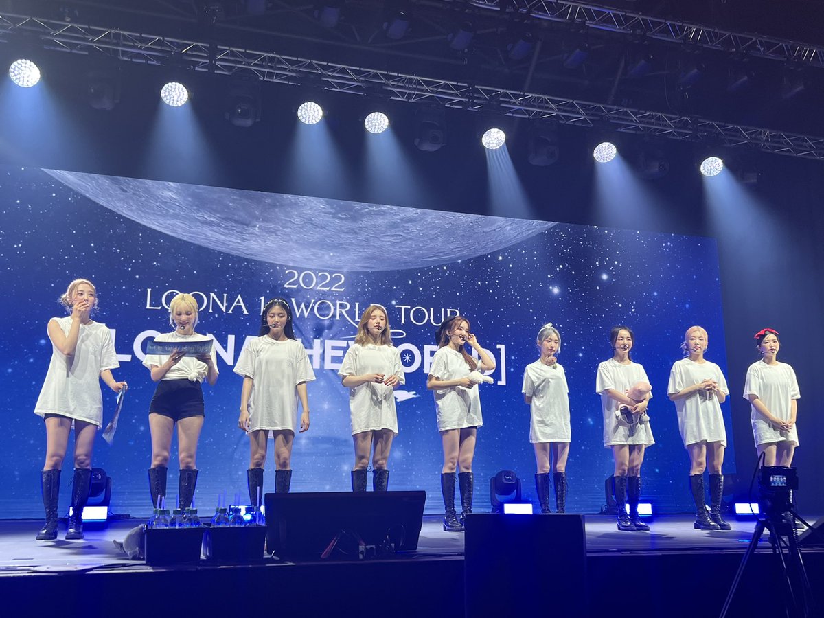 rosieguggie's tweet photo. c’était vraiment le meilleure soirée que j’ai passée de toute ma vie je suis si heureuse de les avoir vues elles sont incroyables je suis si reconnaissante pour ce que je viens de vivre là je sais que ça restera à jamais gravé dans ma mémoire je les aimes bcp bcp!!#loonainparis https://t.co/cvJMW17EQM
