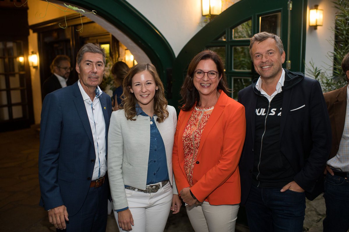 CorinnaDrumm's tweet photo. Gestern endlich wieder ein #Privatsender Heuriger! Ein wunderbarer Abend mit tollen Gästen. Über den Besuch von @karlnehammer und @susanneraab_at habe ich mich besonders gefreut. Großes Danke an alle, die dabei waren! Infos und Fotos hier: https://t.co/wWAcTMfkY3 #VÖP https://t.co/kH41MWHDbK