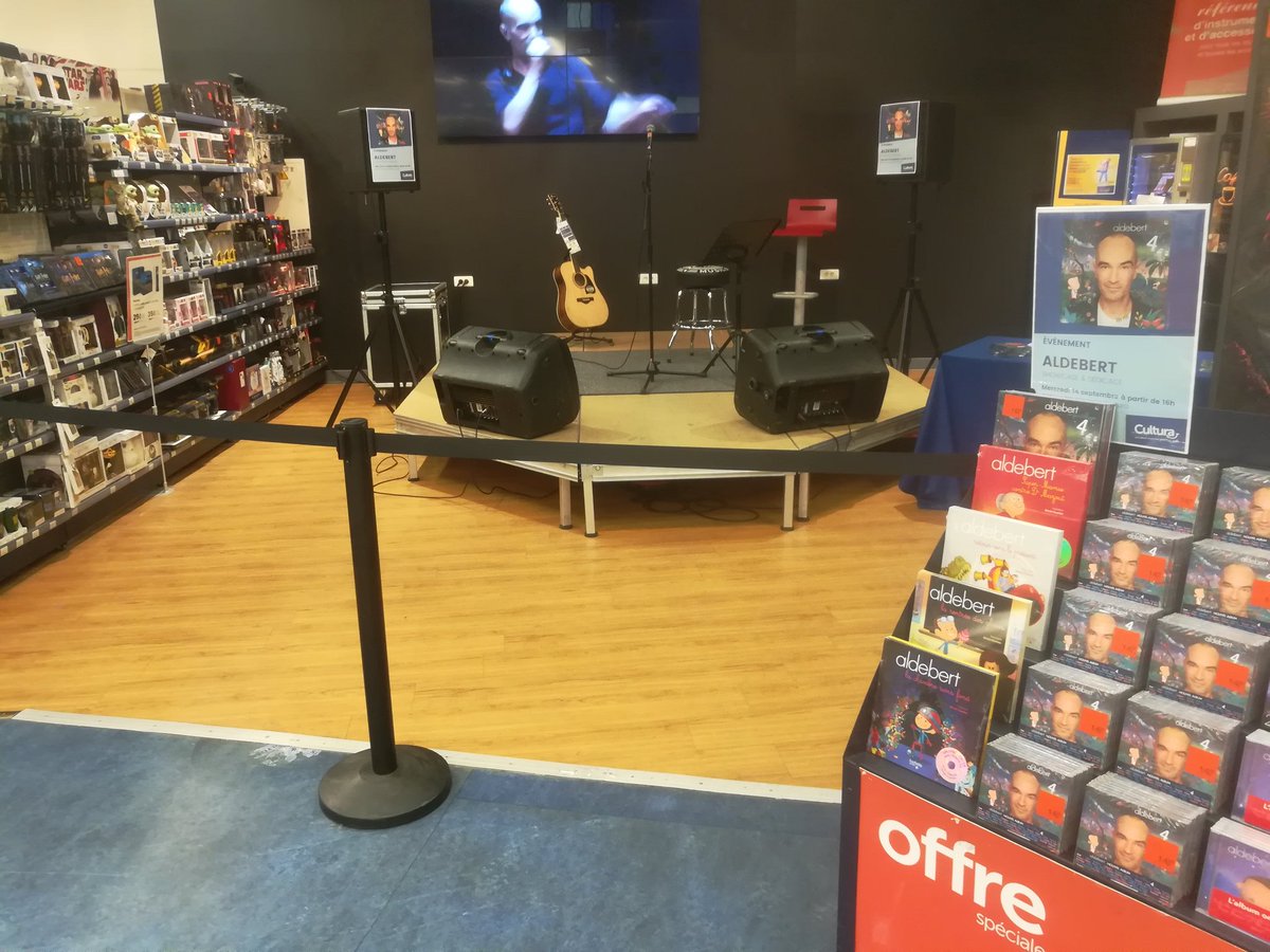 Motor_Mike's tweet photo. Pour les bisontin.e.s, #Aldebert est en showcase puis dédicace au magasin @cultura à 16h. Pro-tip : venez en avance si vous pouvez. https://t.co/GszQWYhxLY