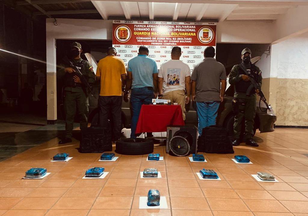 emanuelchirino7's tweet photo. #AsiLoDijo || @dhernandezlarez ▶️Detenidos ciudadanos en PAC, quienes intentaban cruzar el estado Bolívar con más de 10 kg de marihuana. En Venezuela se combate el micro tráfico de drogas, no seremos ruta de salida del narcotráfico. https://t.co/xjm5qsBD2U