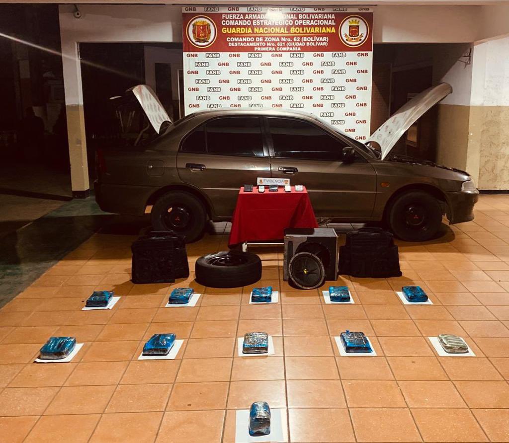 emanuelchirino7's tweet photo. #AsiLoDijo || @dhernandezlarez ▶️Detenidos ciudadanos en PAC, quienes intentaban cruzar el estado Bolívar con más de 10 kg de marihuana. En Venezuela se combate el micro tráfico de drogas, no seremos ruta de salida del narcotráfico. https://t.co/xjm5qsBD2U