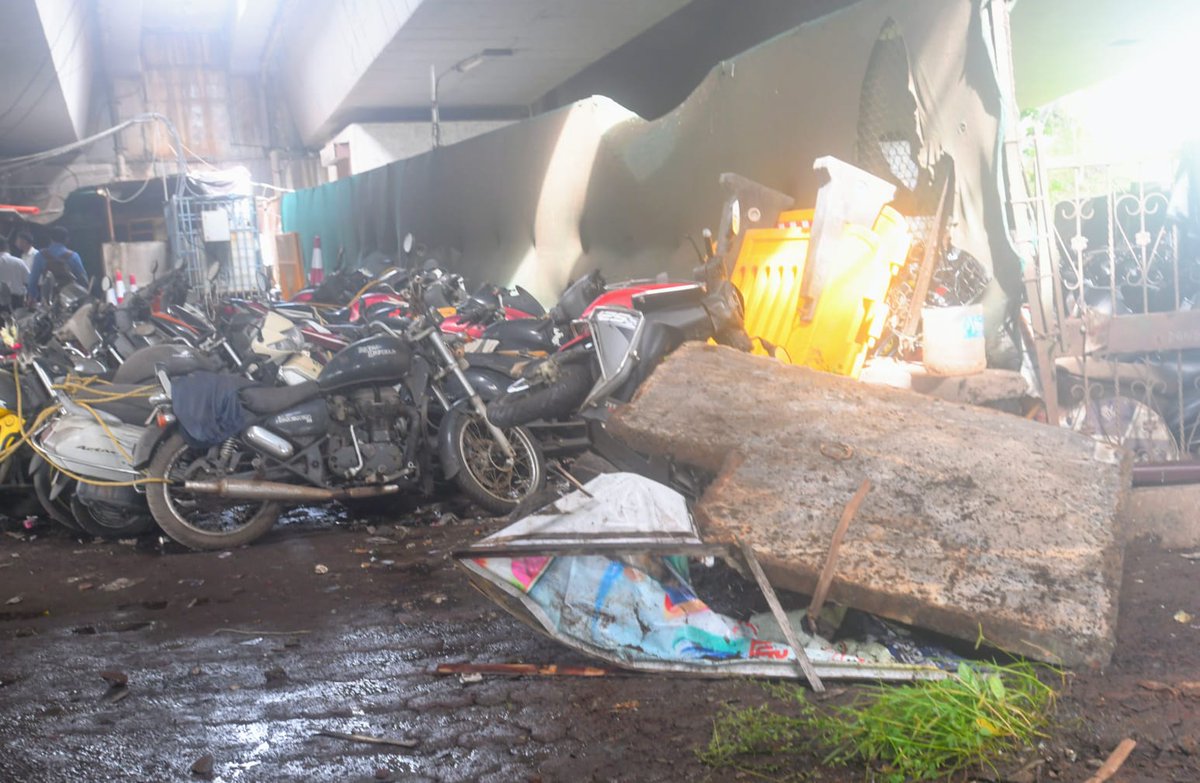 TOIMumbai's tweet photo. Concrete slab falls from the joint of two bridges at Bandra in Mumbai; no casualties #Mumbai https://t.co/0vQKyZbVJc