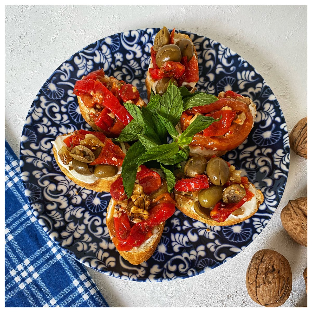 Ekmek üstü lezzetler 🥖
#kurudomatessalatası #zeytinsalatası #drytomatoes #olivesalad #közbibersalatası #cayennepepper #kapyabibersalatası #kapyabiberlitarifler #capiapepper