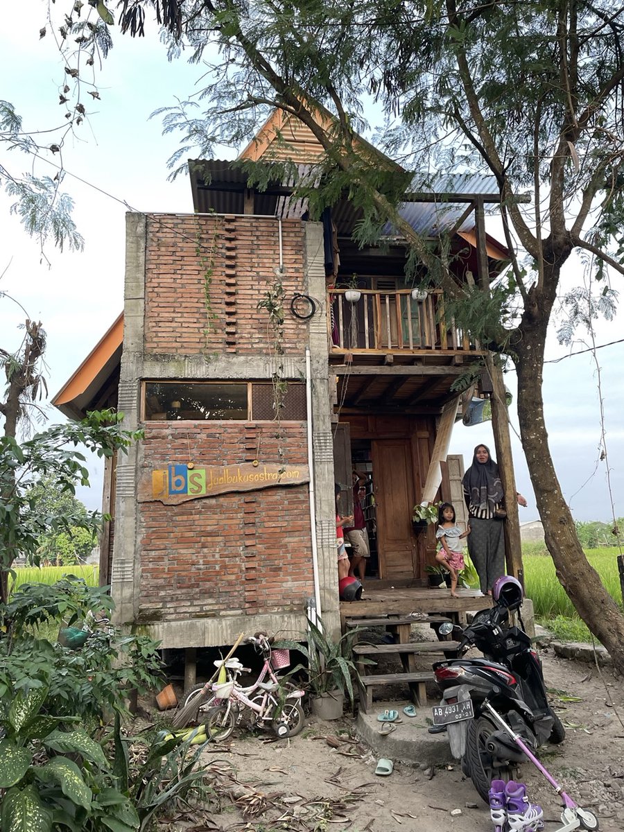 sintiaastarina's tweet photo. Siapa yang nggak mau baca buku dengan view sawah hijau kayak gini? 🥺❤️

📍 Kedai Jual Buku Sastra, Jogja https://t.co/zAJXZqFhfu