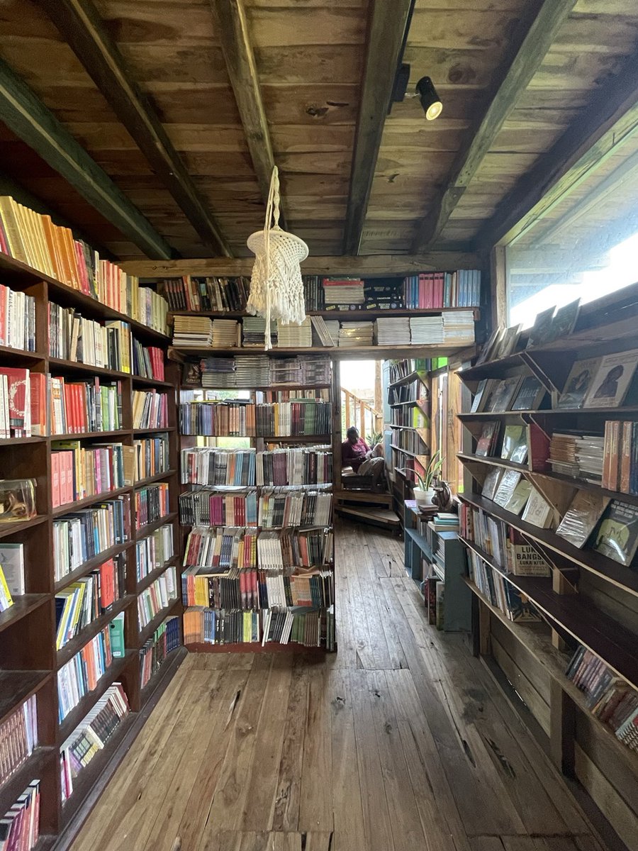 sintiaastarina's tweet photo. Siapa yang nggak mau baca buku dengan view sawah hijau kayak gini? 🥺❤️

📍 Kedai Jual Buku Sastra, Jogja https://t.co/zAJXZqFhfu