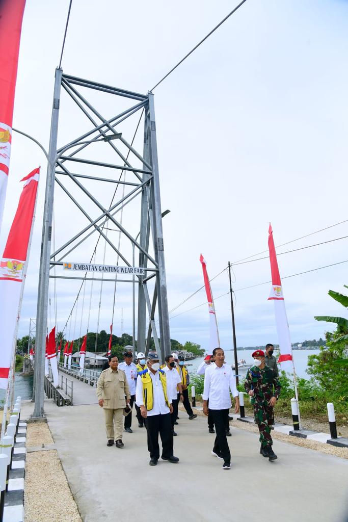 jokowi's tweet photo. Sebuah jembatan gantung yang menghubungkan Pulau Fair dan Pulau Kei Kecil di Kab. Maluku Tenggara, Maluku saya resmikan hari ini. 

Dalam satu tahun pemerintah membangun sekitar 200 jembatan serupa sebagai akses konektivitas warga  antarkecamatan, antardesa, atau antarpulau. https://t.co/OC0RyPOq5O