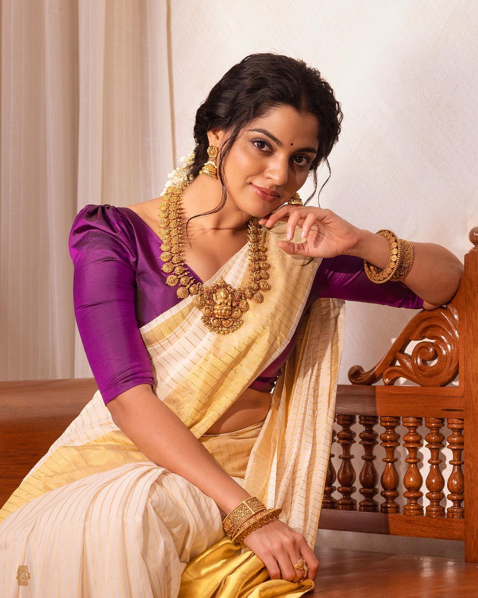 kerala9's tweet photo. Nikhila Vimal in set saree photoshoot https://t.co/8jtvly5blD
#nikhilavimal #actress #setsaree #fashion #happiness #latest #traditional #fashionstyle #kerala9 #celebrity #style #look #hope #love
@Nikhilavimal1 https://t.co/1OWm4CmFoN