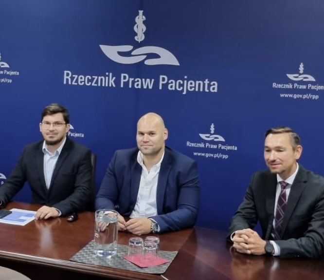 Izba POLMED (@izba_polmed) on Twitter photo Spotkanie u <a href="/RzeczPacjenta/">Rzecznik Praw Pacjenta</a>: To czym można byłoby wesprzeć nowoczesne technologie medyczne, to przede wszystkim dodanie ich do koszyka świadczeń gwarantowanych. Dzięki temu pacjenci będą mogli szybciej z nich skorzystać, co przyczyni się do poprawy ich zdrowia. Spotkanie u <a href="/RzeczPacjenta/">Rzecznik Praw Pacjenta</a>: To czym można byłoby wesprzeć nowoczesne technologie medyczne, to przede wszystkim dodanie ich do koszyka świadczeń gwarantowanych. Dzięki temu pacjenci będą mogli szybciej z nich skorzystać, co przyczyni się do poprawy ich zdrowia.