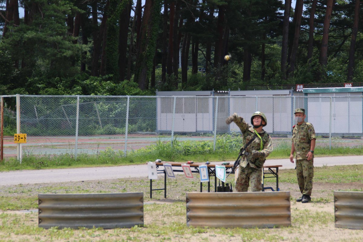 【＃武装障害走 競技会②】 ＃第１特科隊（＃北富士）は、中隊対抗 ＃駅伝 方式で「武装障害走競技会」を実施しました。 北富士駐屯地武装障害走コースで３５人が 。 優勝は ＃第１中隊 でした。 おめでとうございます！ ＃自衛隊 ＃富士山