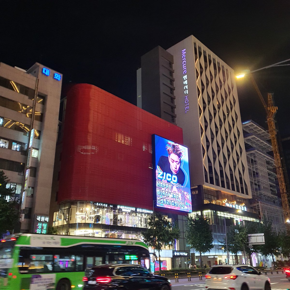 나오자마자보여서급하게찍었다는ㅋㅋ
신촌으로이동~🎶