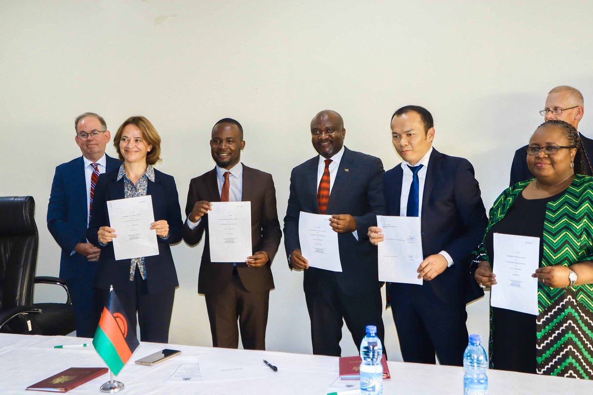 pppcmalawi's tweet photo. On 6th September 2022, the Government of Malawi through the Ministry of Energy, the International Finance Corporations (IFC) signed a relationship agreement with Private investors to develop a 350 Megawatts Mpatamanga Hydro power plant through a PPP arrangement. https://t.co/7pwdahjESO