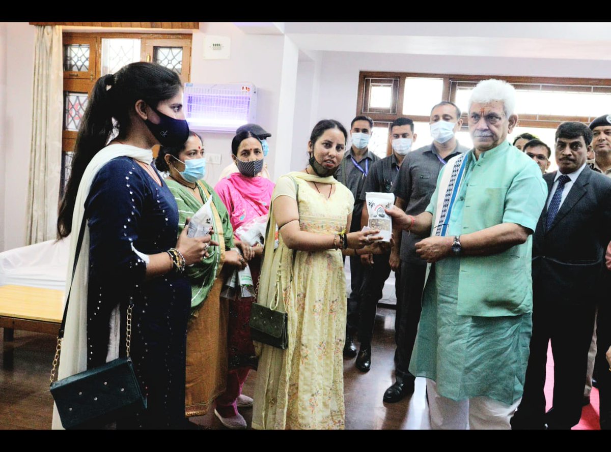 OfficeOfLGJandK's tweet photo. आज हिन्दी दिवस के अवसर पर एनएचपीसी लिमिटेड, दुलहस्ती बिजली परियोजना, किश्तवाड़ द्वारा आयोजित हिन्दी पखवाड़ा प्रदर्शनी का उद्घाटन करने का सौभाग्य प्राप्त हुआ। https://t.co/RjbAppfBKK