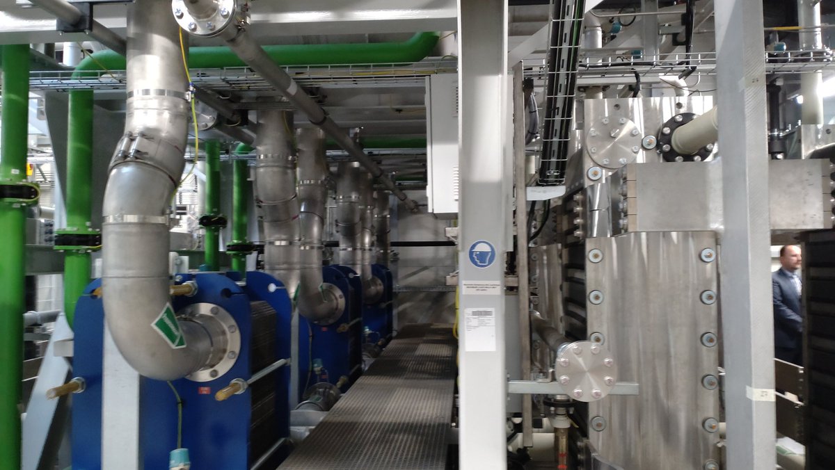 Smarthouse_Pro's tweet photo. Grüner #Wasserstoff entsteht ab heute in einer neuen Anlage in Wunsiedel. @SiemensInfra ist als Berater und Technologielieferant am Projekt beteiligt und legt damit einen weiteren Baustein für ein künftiges #SmartGrid. Auch @Markus_Soeder betont die Bedeutung der neuen #Energie. https://t.co/F7cBUKPcZU