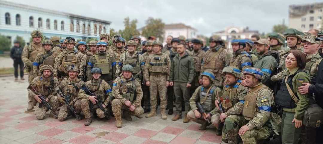 Зеленский в Изюме.Спокойно фотографируется посреди площади в компании боевиков и убеждён,что ни кто по нему не ударит!
 
А где же наши ВКС? А калибры, искандеры, Х-101, или мы так далеко ушли от Изюма?🤬

Не понимаю. Очень странная война. Простите, спецоперация!🤦‍♀️