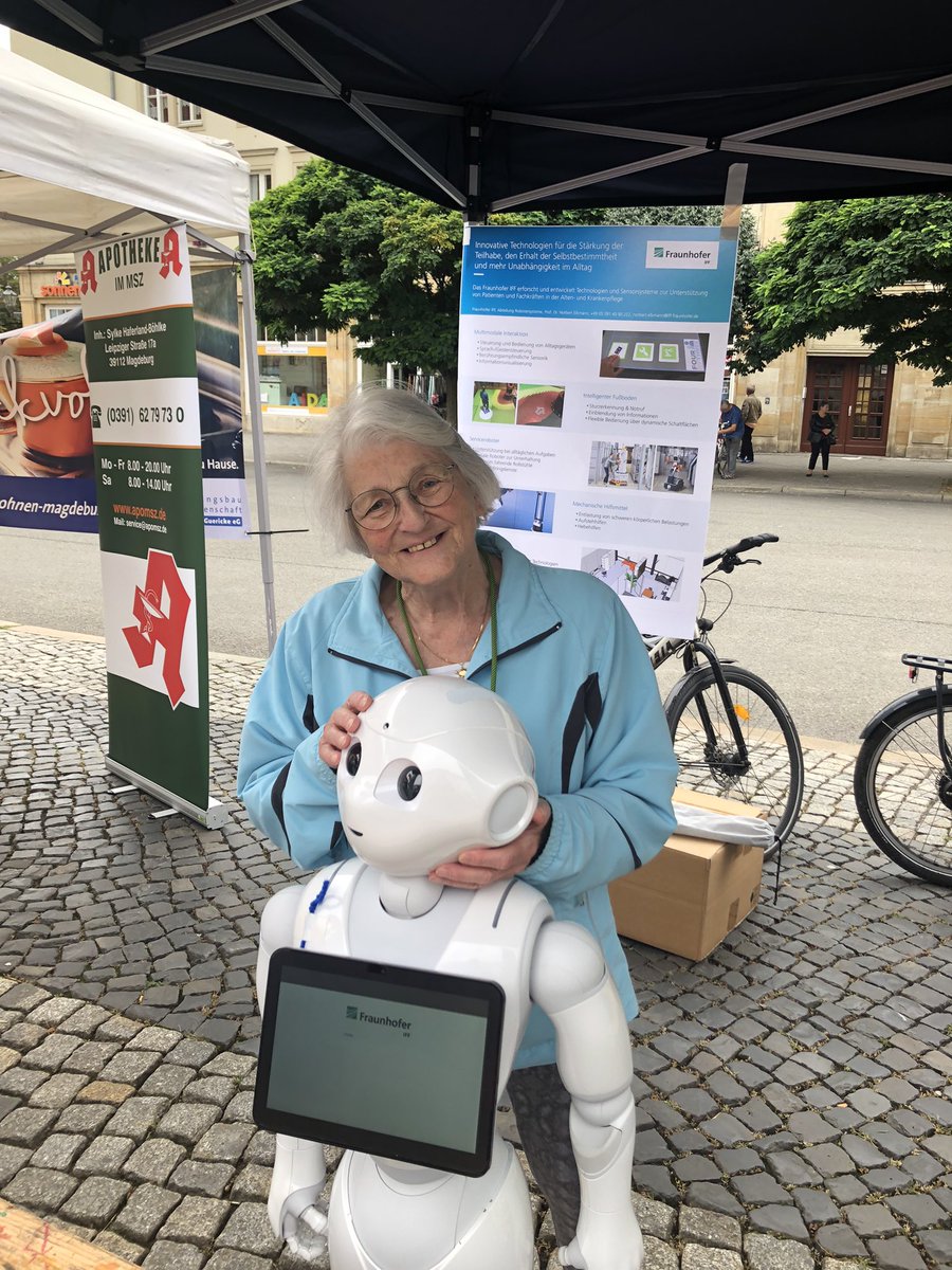 Der Resonanz beim #Seniorentag in #Magdeburg für #Roboter und Technologie vom @Fraunhofer_IFF für Selbstbestimmtheit im Alltag ist riesig! Hier ist Pepper mit der Magdeburgerin des Jahres.