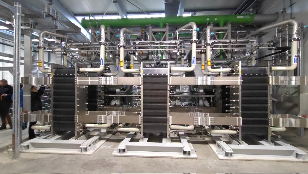 Smarthouse_Pro's tweet photo. Grüner #Wasserstoff entsteht ab heute in einer neuen Anlage in Wunsiedel. @SiemensInfra ist als Berater und Technologielieferant am Projekt beteiligt und legt damit einen weiteren Baustein für ein künftiges #SmartGrid. Auch @Markus_Soeder betont die Bedeutung der neuen #Energie. https://t.co/F7cBUKPcZU